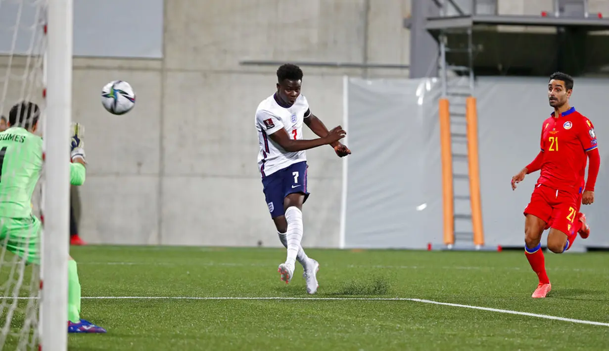 Pemain Inggris Bukayo Saka mencetak gol ke gawang Andorra pada pertandingan kualifikasi Grup I Piala Dunia 2022 di National Stadium, Andorra la Vella, 9 Oktober 2021. Inggris menang 5-0. (AP Photo/Joan Monfort)