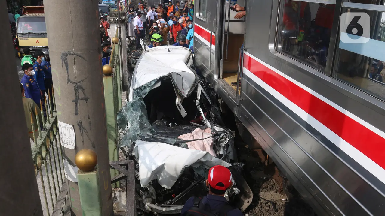 FOTO: KRL Tabrak Mobil di Perlintasan Sebidang Depok