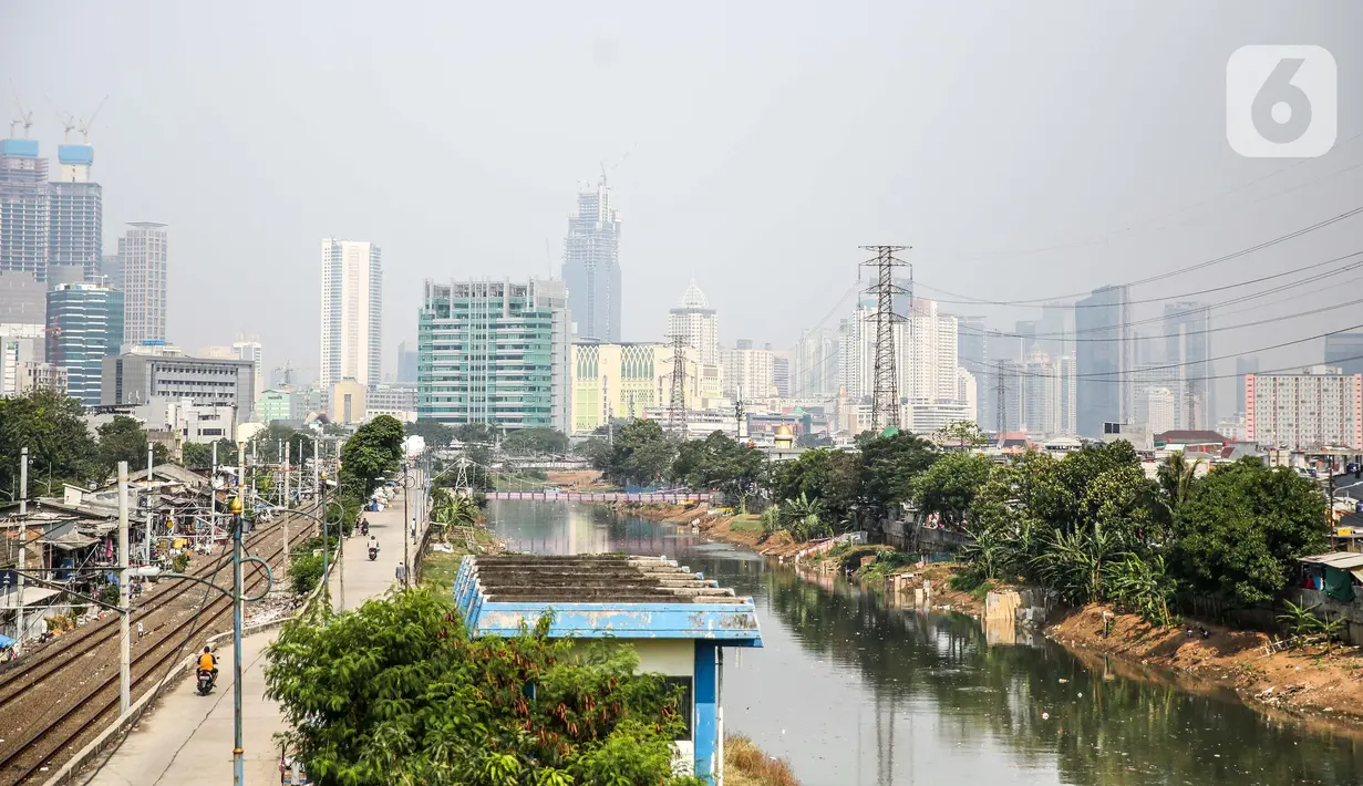 Pemandangan gedung bertingkat di Jakarta, Selasa (28/7/2020). Provinsi DKI Jakarta dan Jawa Barat menjadi dua daerah pertama penerima dana program Pinjaman Pemulihan Ekonomi Nasional (PEN) Daerah karena terdampak COVID-19 pada kesejahteraan dan ekonomi masyarakatnya. (Liputan6.com/Faizal Fanani)