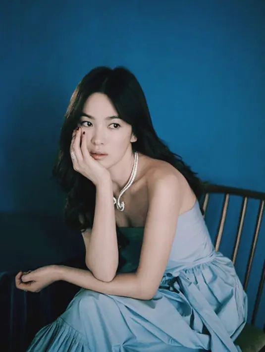 “Bekerjasama dengan Song Hye Kyo setelah menikah, aku pikir bukan hal mudah. Karena kalau bekerja diharuskan professional, aku akan memikirkan dengan matang untuk memtuskan hal itu,” ungkapnya. (Instagram/songjoongkionly)