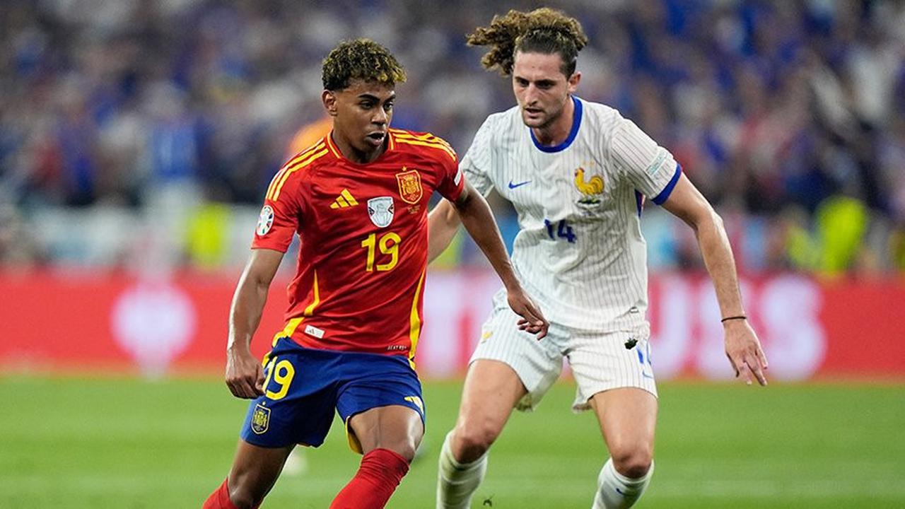 Adrien Rabiot menolak tawaran untuk pindah ke Turki karena tetap ingin bermain di Inggris.