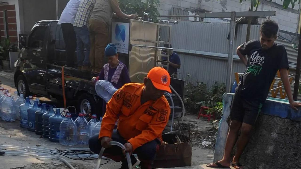 FOTO: Distribusikan Air Bersih, BPBD Tangsel Gunakan Alat Portable Canggih Karya Anak Bangsa untuk Jernihkan Air Sungai Kotor