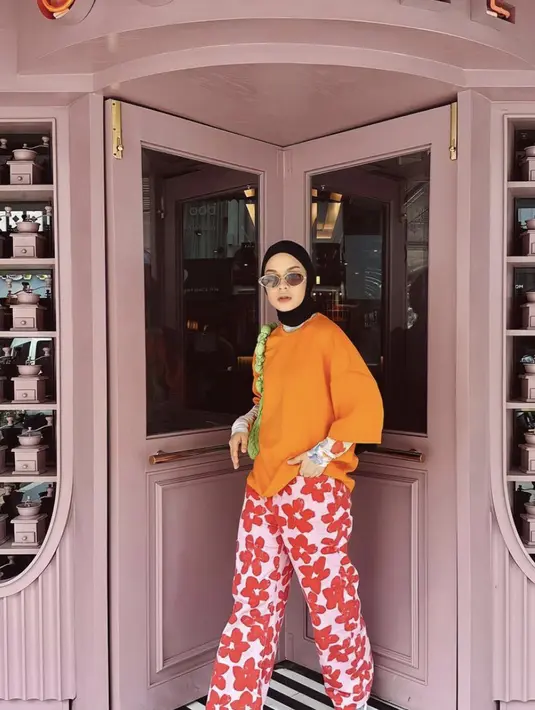 untuk jadikan gaya lebih ceria, paduan warna dan motif kontras bisa jadi pilihan. [Foto: Instagram/ Tantri Namirah]