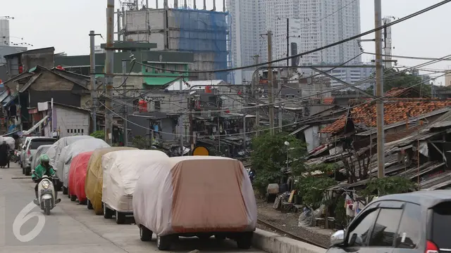 Jalur Inspeksi Kanal Barat jadi Tempat Parkir Mobil
