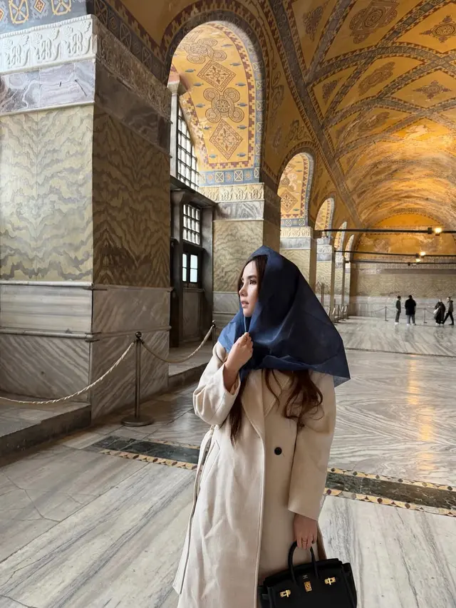 Gaya Santun Agatha Chelsea Saat Berkunjung ke Masjid Hagia Sophia, Elegan dalam Balutan Long Coat dan Kerudung