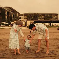 Rizky Billar dan Lesti sedang berlibur di pantai [instagram/Rizkybillar]