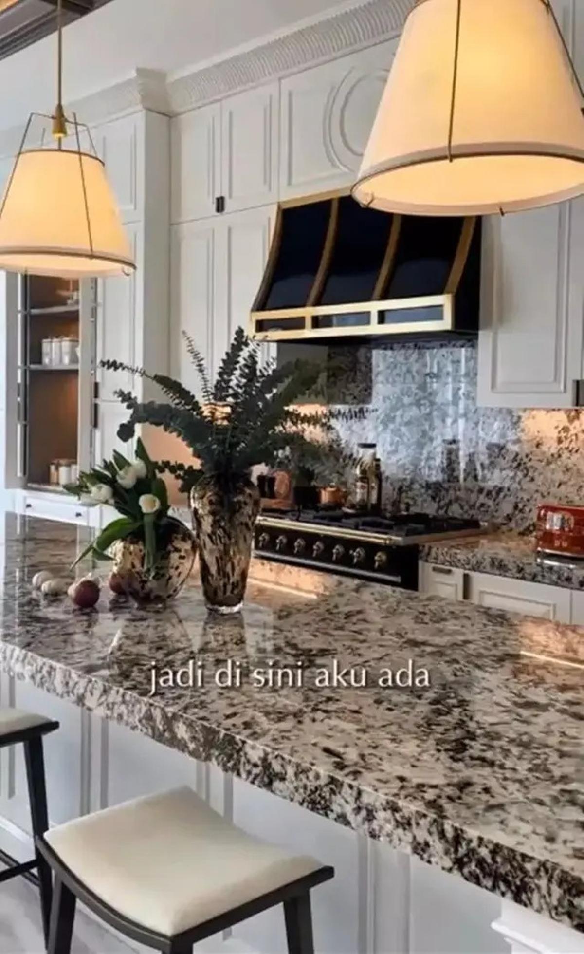 Potret Rumah Nabila Syakieb Bergaya American Classic dengan Dapur Mewah