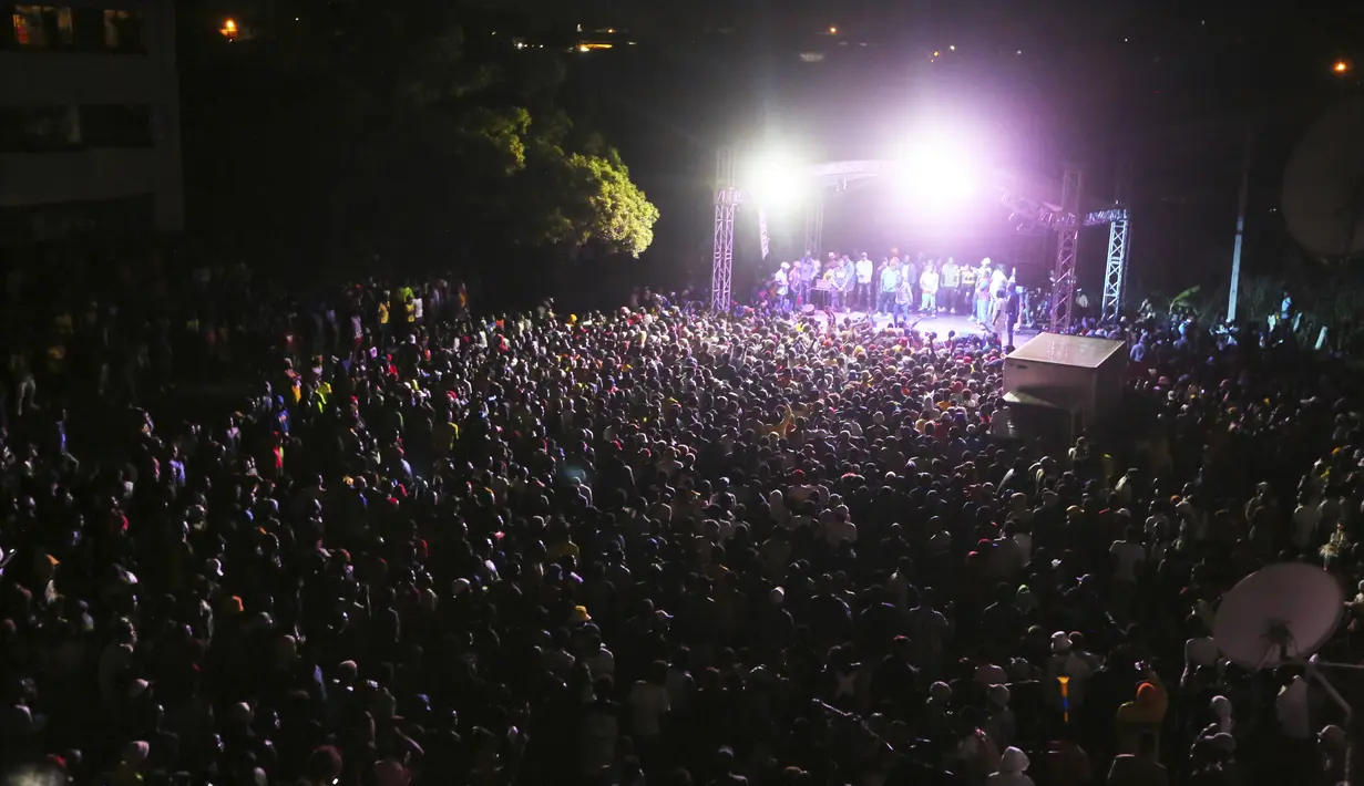 Ribuan orang menghadiri konser musik merayakan Tahun Baru di Mbare Harare, Zimbabwe, Jumat pagi, 1 Jan 2021. Meskipun pemerintah melarang konser musik karena lonjakan infeksi COVID-19, ribuan orang berkumpul di salah satu lingkungan termiskin untuk merayakan tahun baru. (AP Photo/Tsvangirayi Mukwazh