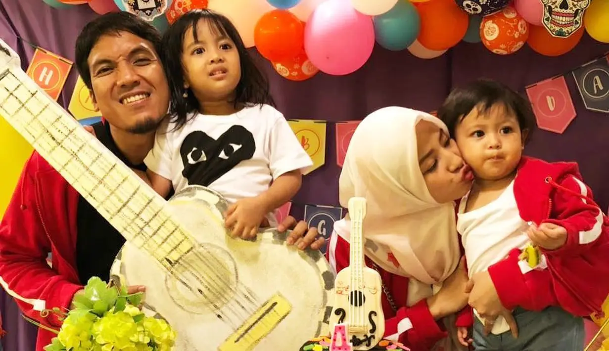 Masih ditempat yang sama, Natasha juga menceritakan perjuangannya untuk bisa mendapatkan dambaan hatinya. Meski saat itu banyak orang yang menentang terkait keinginannya menikah dengan presenter kondang tersebut. (instagram/natasharizkynew)