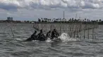 Personel Kopaska TNI AL membongkar pagar laut yang terpasang di kawasan pesisir Tanjung Pasir, Kabupaten Tangerang, Banten, Sabtu (18/1/2025). (merdeka.com/Arie Basuki)