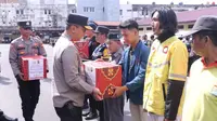 Polda Sumsel dan Polres jajaran membagikan tiga ribu lima ratus paket sembako kepada masyarakat yang membutuhkan. Paket sembako tersebut didistribusikan langsung oleh Kapolda Sumsel Irjen Pol A Rachmad Wibowo di halaman Apel Mapolda Sumsel. (Foto: Istimewa).