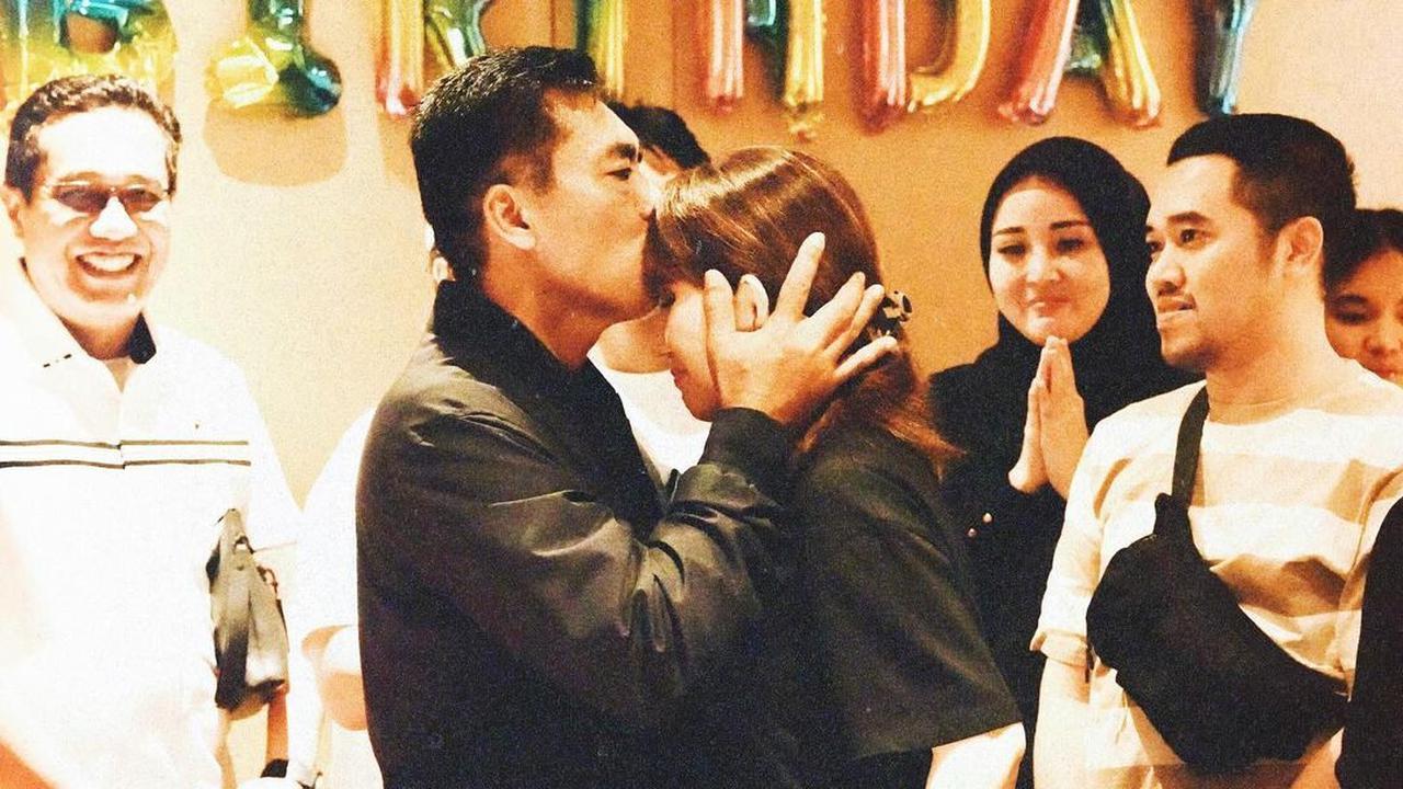 Terlihat Jenderal Bintang 3 Polri ini mencium kening sang istri dengan mesra. Bahkan, Ia melakukannya di depan banyak orang. <br>