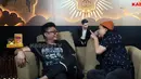 Reza eks NOAH dan Andika eks Peterpan reuni untuk berbincang kocak dengan boneka mirip Ariel NOAH yang diberi nama Aral. (Foto: Dokumentasi YouTube KABOBS TV)