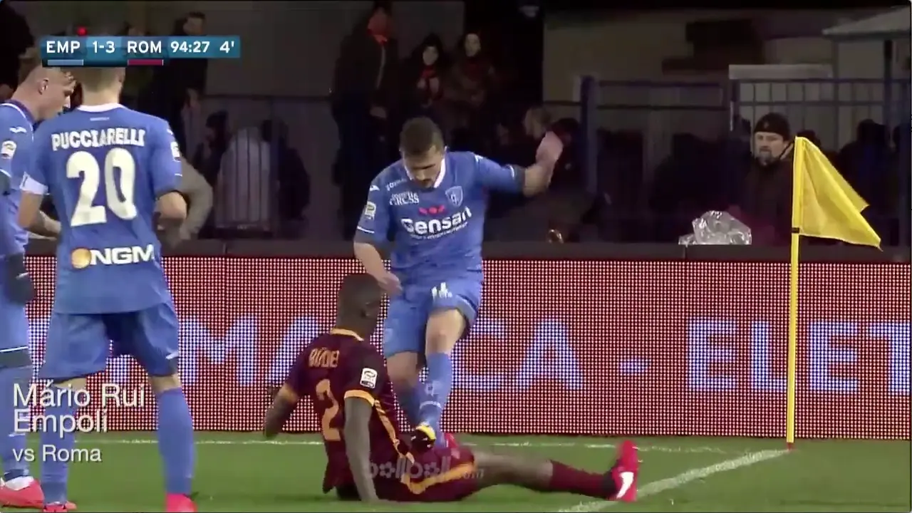 Mario Rui Lakukan Tekel Brutal ke Bek Muda AS Roma