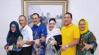 Adik kakak trah Cendana kompak berfoto di depan foto orangtuanya, anak mantan Presiden Soeharto dan Raden Ayu Siti Hartinah. (Istimewa)