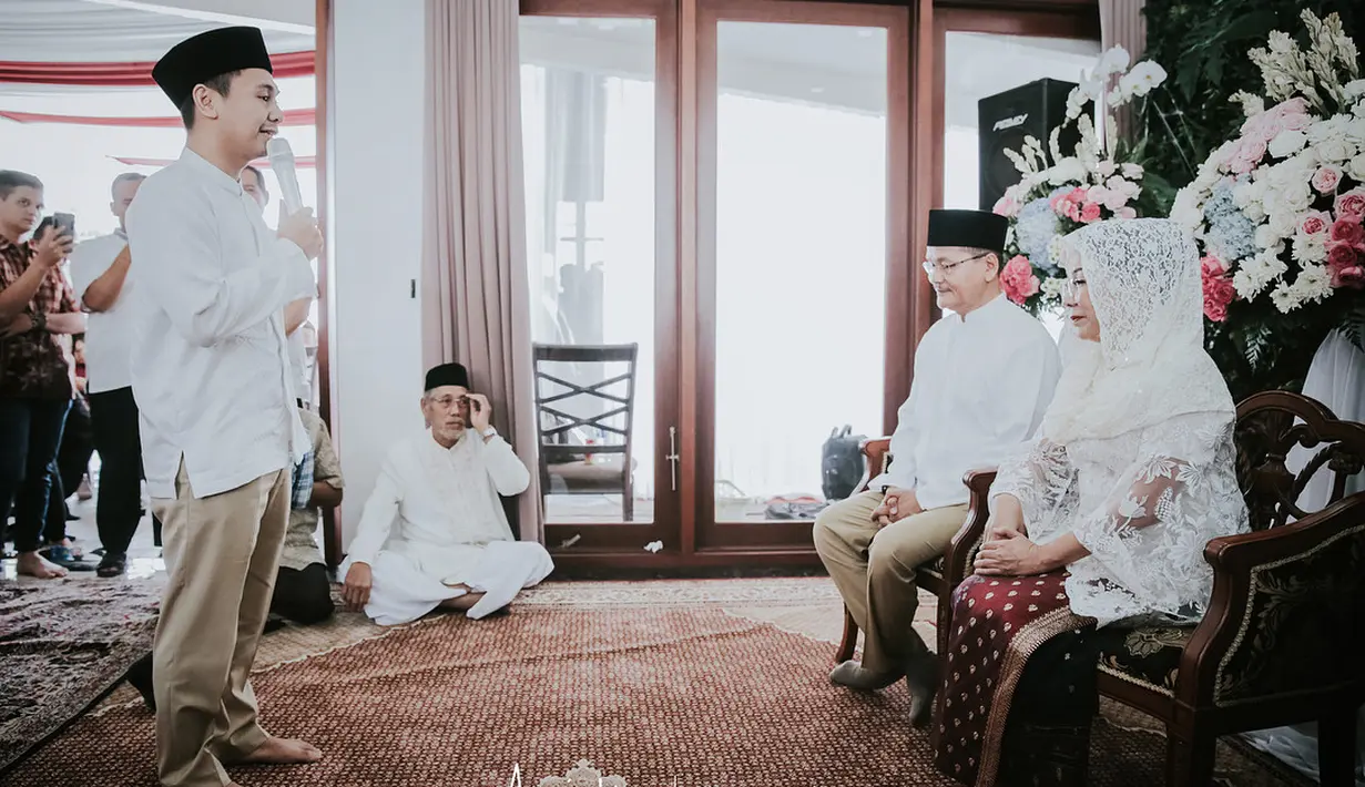 Komika dan pemeran itu baru saja menggelar pengajian jelang hari pernikahannya. Dika tak kuasa menahan air matanya ketika bersimpuh meminta restu pada orang tuanya. (Instagram/aldosinarta)