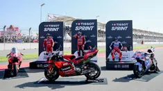 Dari kiri ke kanan, dua pembalap dari Ducati Lenovo Team Enea Bastianini yang berada di posisi kedua dan Francesco Bagnaia (posisi pertama), bersama Marc Marquez (Gresini Racing MotoGP) yang berada di posisi ketiga melakukan selebrasi di podium setelah balapan sprint MotoGP Grand Prix Indonesia 2024 di Sirkuit Internasional Mandalika, Lombok, Nusa Tenggara Barat, pada 28 September 2024. (SONNY TUMBELAKA/AFP)