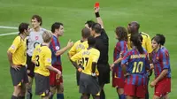 Kiper Arsenal, Jens Lehmann (kiri), menerima kartu merah pada laga final Liga Champions melawan Barcelona, di Stade de France, 17 Mei 2006. (AFP/Gabriel Bouys)