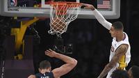 Forward Los Angeles Lakers, Kyle Kuzma (kanan) melakukan slam dunk pada laga NBA 2017-2018 melawan Memphis Grizzlies di Staples Center, Minggu (5/11/2017) atau Senin (6/11/2017) WIB. (AP Photo/Mark J. Terrill)