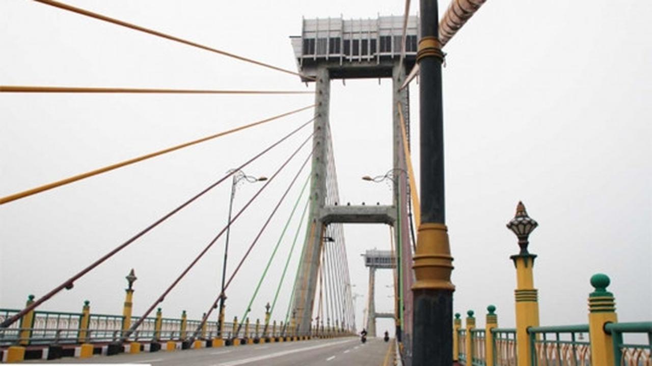 Pesona kemegahan Jembatan Siak membentang di atas 'Sungai Pejantan'