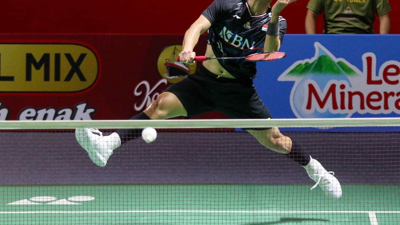 Tunggal putra Indonesia, Jonatan Christie saat bertanding melawan wakil Malaysia, Leong Jun Hao dalam babak 32 besar Indonesia Open 2024 di Istora Senayan, Jakarta, Rabu (5/6/2024). Jonatan Christie, satu-satunya tunggal putra Indonesia yang masih tersisa