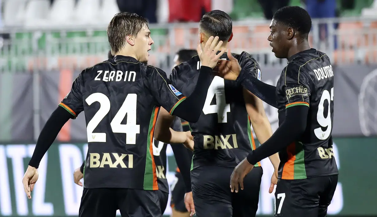 Pemain Venezia, Jay Idzes (tengah) ikut merayakan gol Alessio Zerbin ke gawang Hellas Verona dalam laga lanjutan Liga Italia 2024/2025 di Venice, Italia, Selasa (28/01/2025) dini hari WIB. (AP Photo/LaPresse/Paola Garbuio)