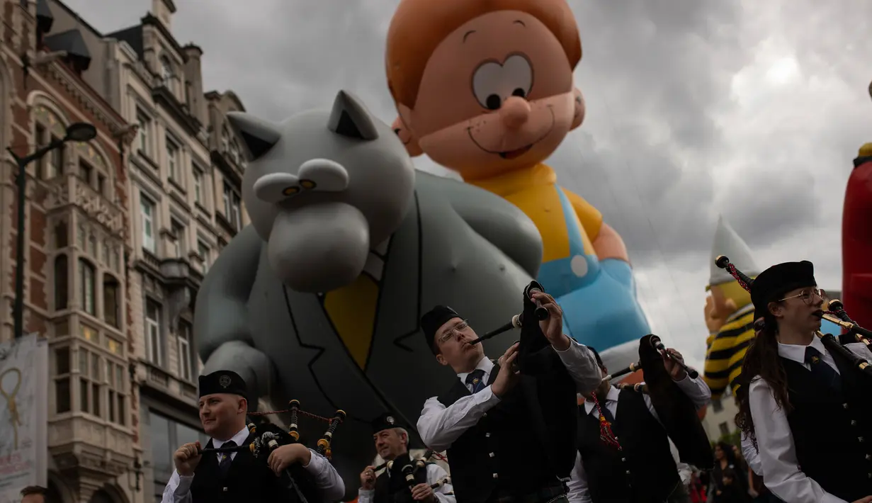 Balon raksasa berbentuk karakter tokoh-tokoh komik mengudara selama parade Comic Strip Festival di Brussels, Belgia, 15 September 2018. Tokoh komik terkenal dan karakter tokoh Belgia ditampilkan sepanjang jalan. (AP Photo/Francisco Seco)