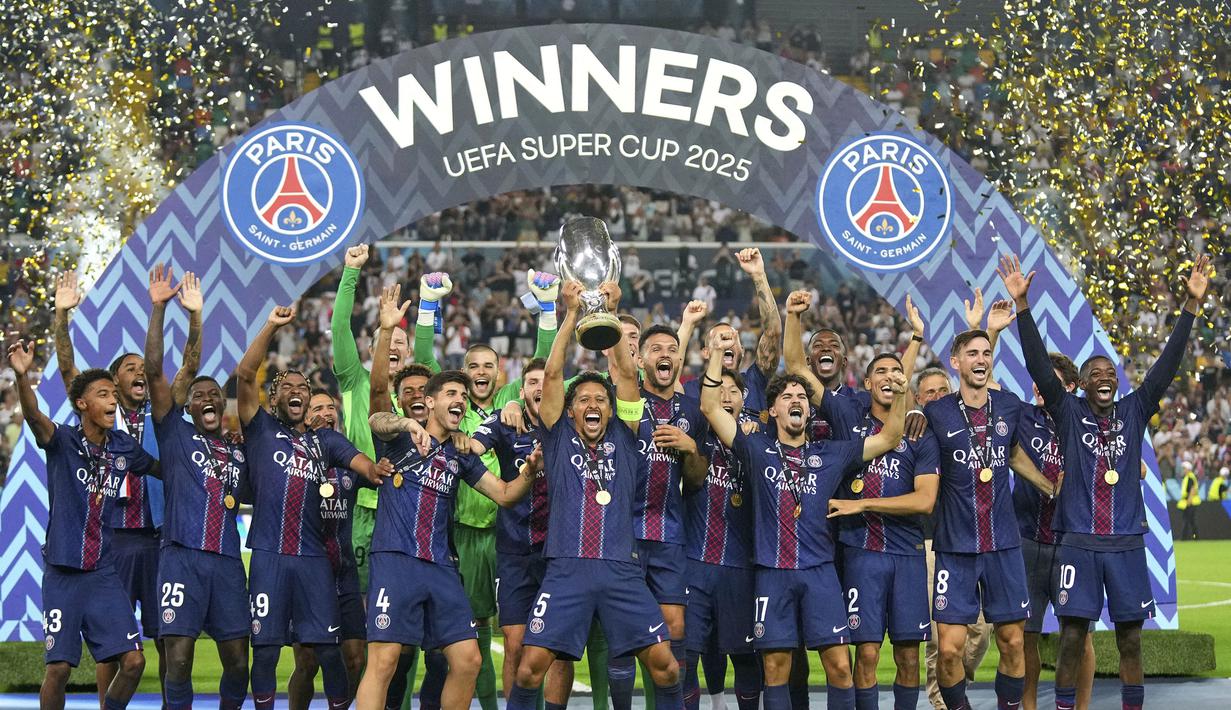 Para pemian PSG merayakan juara UEFA Super Cup 2025 setelah mengalahkan Tottenham Hotspur dalam laga final yang berlangsung di Bluenergy Stadium, Udinese, Italia, Rabu (13/08/2025) waktu setempat. (AP Photo/Antonio Calanni)