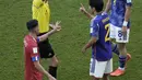 <p>Pemain Jepang, Miki Yamane (kedua kanan) menerima kartu kuning saat bertanding melawan Kosta Rika selama pertandingan grup E Piala Dunia 2022 Qatar di Stadion Ahmad Bin Ali di Al Rayyan, Qatar, Minggu, 27 November 2022. Sementara Jepang berada diperingkat kedua dengan tiga poin. (AP Photo/Hassan Ammar)</p>