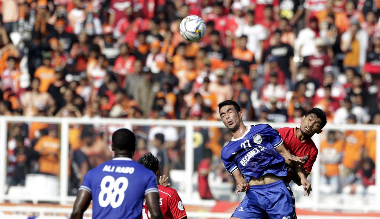 Striker Persija Jakarta, Heri Susanto, duel udara dengan bek Becamex Binh Duong, Ho Sy Giap, pada laga Piala AFC di SUGBK, Jakarta, Selasa (26/2). Kedua klub bermain imbang 0-0. (Bola.com/M. Iqbal Ichsan)