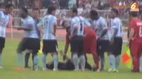 [VIDEO] Protes, Pemain Pukul Wasit Hingga Jatuh