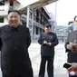 Ekspresi Pemimpin Korea Utara Kim Jong-un saat meresmikan pabrik pupuk di Sunchon, Provinsi Pyongan Selatan, Korea Utara, Jumat (1/5/2020). Ini merupakan kemunculan publik perdana Kim Jong-un di media pemerintah dalam lebih dari 20 hari. (Korean Central News Agency/Korea News Service via AP)