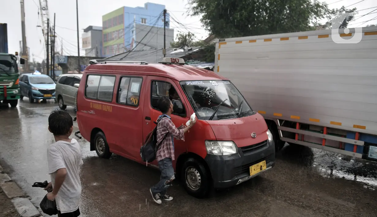 Sejumlah anak menawarkan jasa membersihkan kaca mobil di Jalan Raya Bekasi, Cakung, Jakarta, Selasa (17/3/2020). Akibat keterbatasan ekonomi, anak-anak yang masih duduk di bangku sekolah dasar ini nekat menawarkan jasa membersihkan kaca mobil dan truk di jalan raya. (merdeka.com/Iqbal S Nugroho)