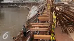 Pekerja menyelesaikan pemasangan turab di kawasan Kampung Melayu, Jakarta, Jumat (27/5) Pemasangan turab tersebut dilakukan untuk menormalisasikan Kali Ciliwung dan mengantisipasi banjir. (Liputan6.com/Helmi Afandi)