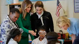Melania Trump dan Ratu Yordania Rania berbincang dengan para murid ilmiah di sekolah Excel Academy Public Charter, Washington, AS (5/4). (AP Photo / Pablo Martinez Monsivais)