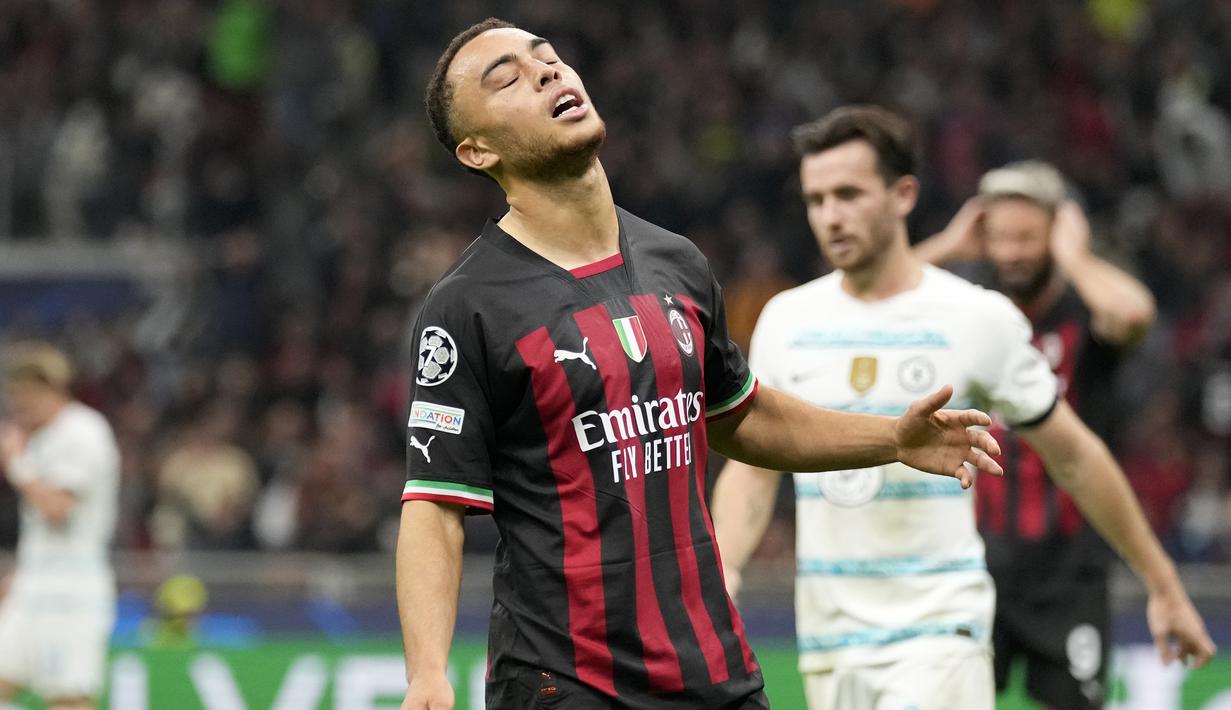 Pada babak kedua AC Milan yang telah tertinggal dua gol masih berusaha keras mencari gol pertama. Beberapa peluang diperoleh di antaranya melalui Sergino Dest pada menit ke-60. Namun sayang tembakannya usai menerima umpan silang Rafael Leao masih melambung tinggi di atas mistar gawang. (AP/Antonio Calanni)
