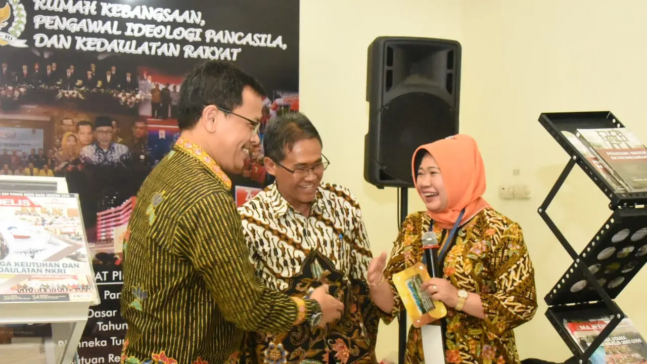 Kanan-kiri: Kabiro Humas MPR Siti Fauziah; Rektor UGM Prof Ir Panut Mulyono, M. Eng, D. Eng, IPU; Sekjen MK Guntur Hamzah. (Liputan6.com/Moch Harunsyah)