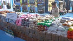 Presiden Prabowo Subianto melakukan pengecekan sebelum memusnahkan barang bukti narkoba sitaan Kepolisian Republik Indonesia, di Lapangan Bhayangkara, Mabes Polri, Rabu (29/10/2025). Total 214,84 ton narkotika senilai Rp29,37 triliun, yang merupakan hasil sitaan Polri selama satu tahun terakhir dimusnahkan. (merdeka.com/Arie Basuki)