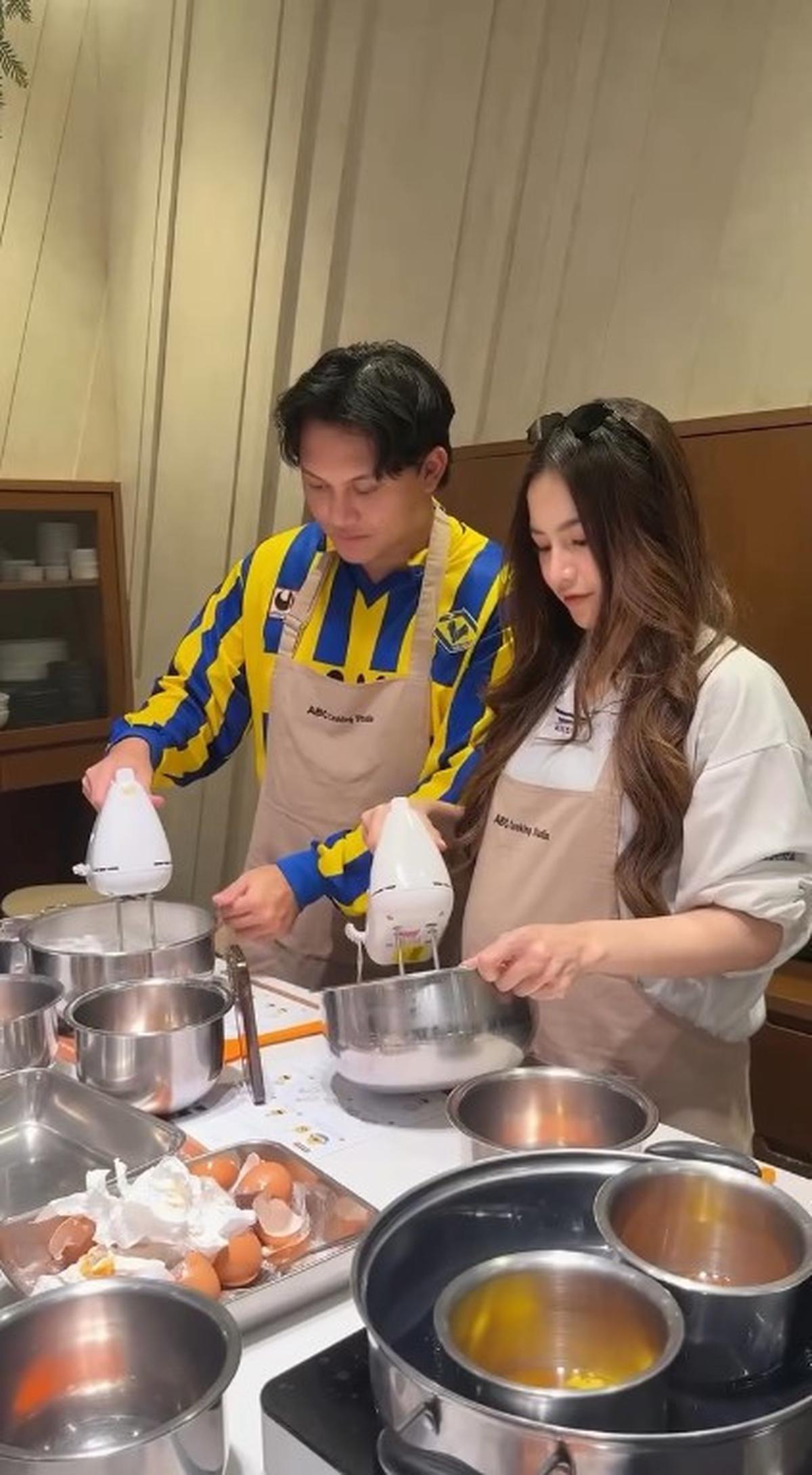 7 Potret Aaliyah Massaid dan Mahalini Ikut Kelas Memasak Bersama Pasangan, si Bumil-Bumil Cantik