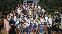 Para finalis Top Model Jatim berfoto bersama. (Dian Kurniawan/Liputan6.com)