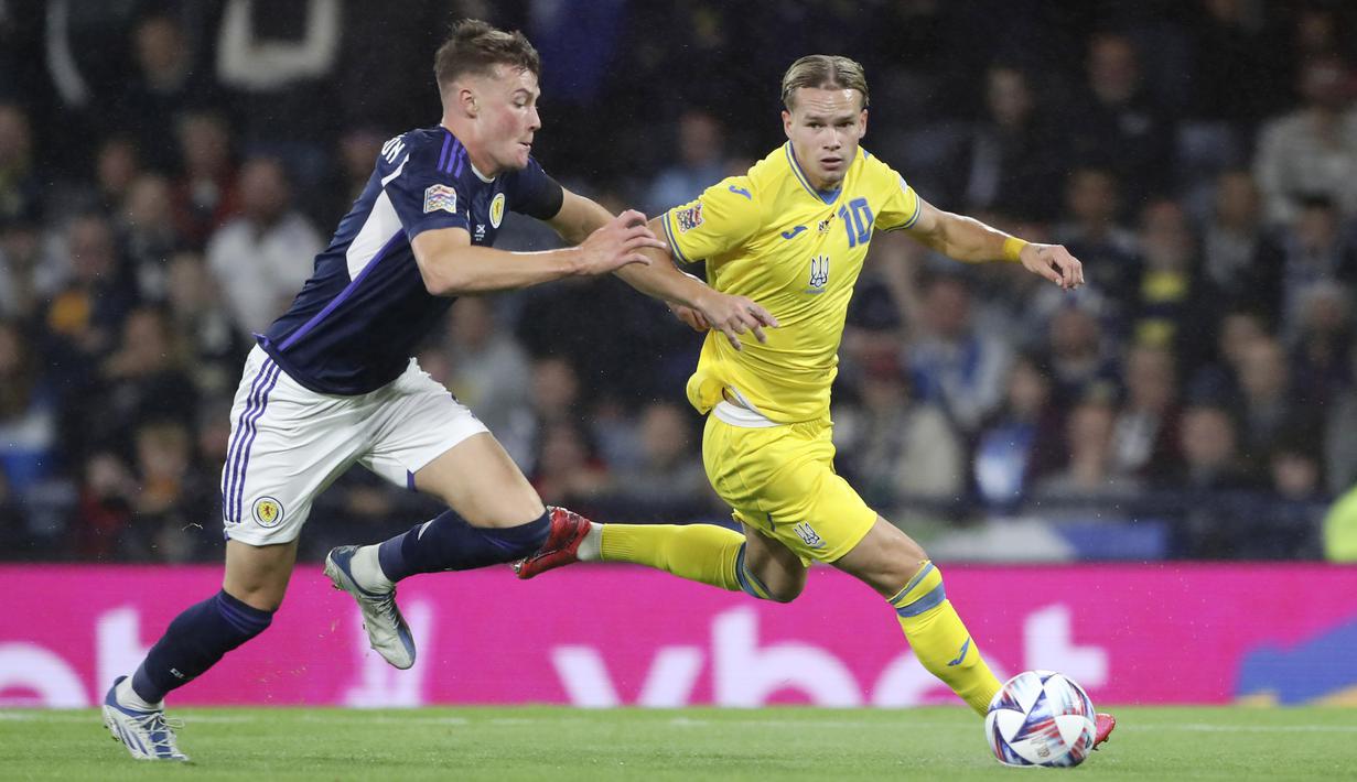 Kemenangan atas Ukraina ini membuat posisi Skotlandia naik satu tingkat. Nathan Patterson dan kawan-kawan kini bertengger di urutan pertama klasemen Grup E dengan koleksi sembilan poin dari empat pertandingan. (AP/Scott Heppell)