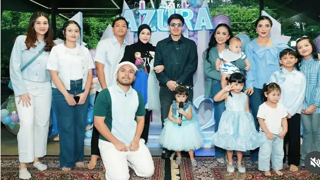 Krisdayanti saat Azura ke-2 dengan gaya kasual. [@aurelie.hermansyah]