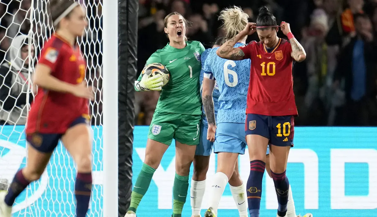 Reaksi kecewa gelandang Timnas Wanita Spanyol, Jennifer Hermoso (kanan) setelah eksekusi penaltinya digagalkan kiper Timnas Wanita Inggris, Mary Earps pada laga final Piala Dunia Wanita 2023 di Australia Stadium, Sydney (20/8/2023). (AP Photo/Abbie Parr)