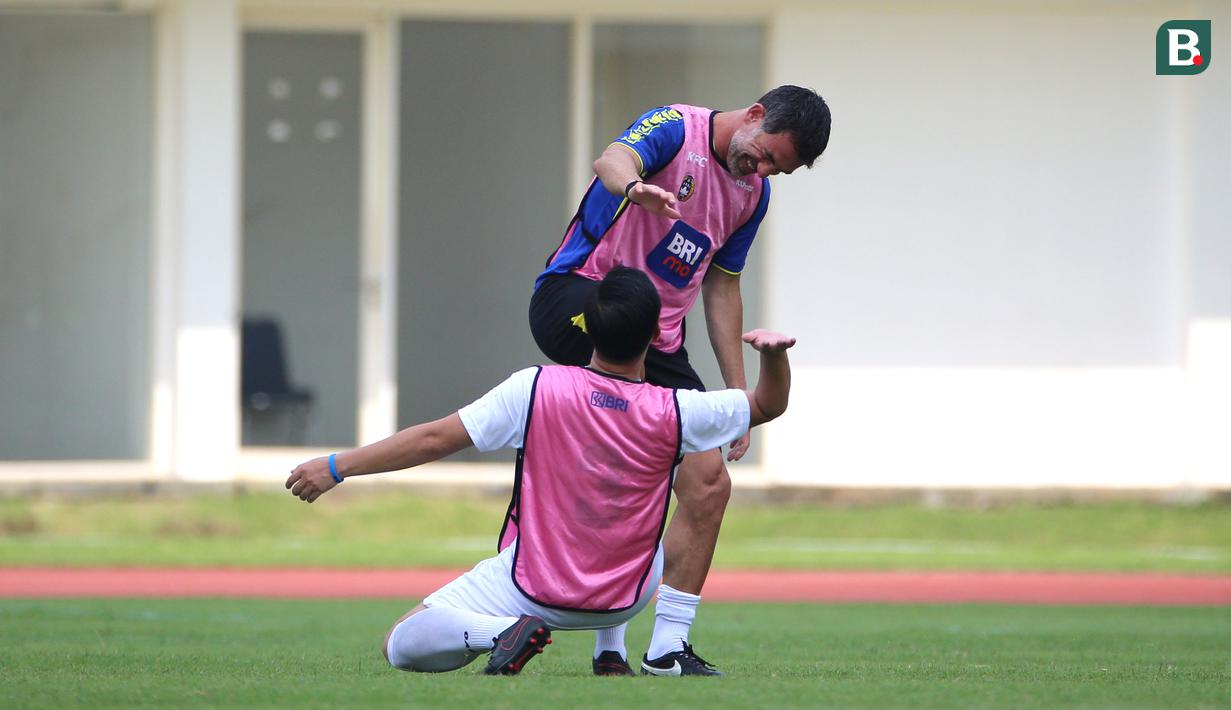 <p>Legenda sepak bola Yunani,&nbsp;Giorgos Karagounis melakukan selebrasi setelah mencetak gol pada acara puncak BRImo Future Garuda yang bertajuk FOURFEO Mini Tournament di Stadion Madya, Jakarta, Kamis (01/06/2023). (Bola.com/Bagaskara Lazuardi)</p>