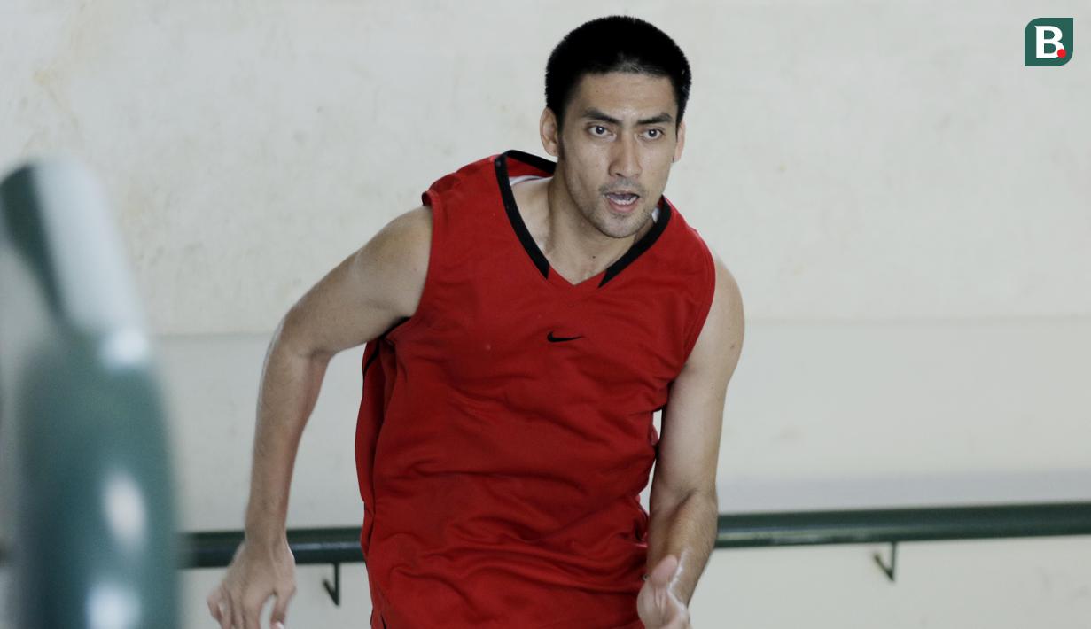 Pebasket Indonesia, Cristiano Ronaldo Sitepu, berlari saat sesi pemotretan di Jakarta, Sabtu (23/6/2018). Ronaldo merupakan pemain andalan di klub Satria Muda dan timnas basket Indonesia. (Bola.com/M Iqbal Ichsan)