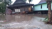 Rumah warga hanyut karena sungai meluap di Jeneponto (Liputan6.com/Fauzan)