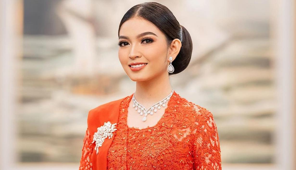 Selvi Ananda tampil anggun dengan kebaya merah berpayet serta selendang warna senada. Detail dari kebaya itu terlihat makin elegan dengan pemasangan bros perak berukuran besar di sisi kanan. Penampilannya makin mahal dengan aksesoris berlian berupa anting-anting raindrop dan kalung di lehernya. (Liputan6.com/IG/@riomotret)