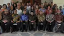 BJ Habibie berpose bersama usai menggelar dialog yang bertajuk “Mengawal perwujudan amanat UUD 1945, mencerdaskan kehidupan bangsa”, Jakarta, Minggu (24/5/2015). (Liputan6.com/Herman Zakharia)