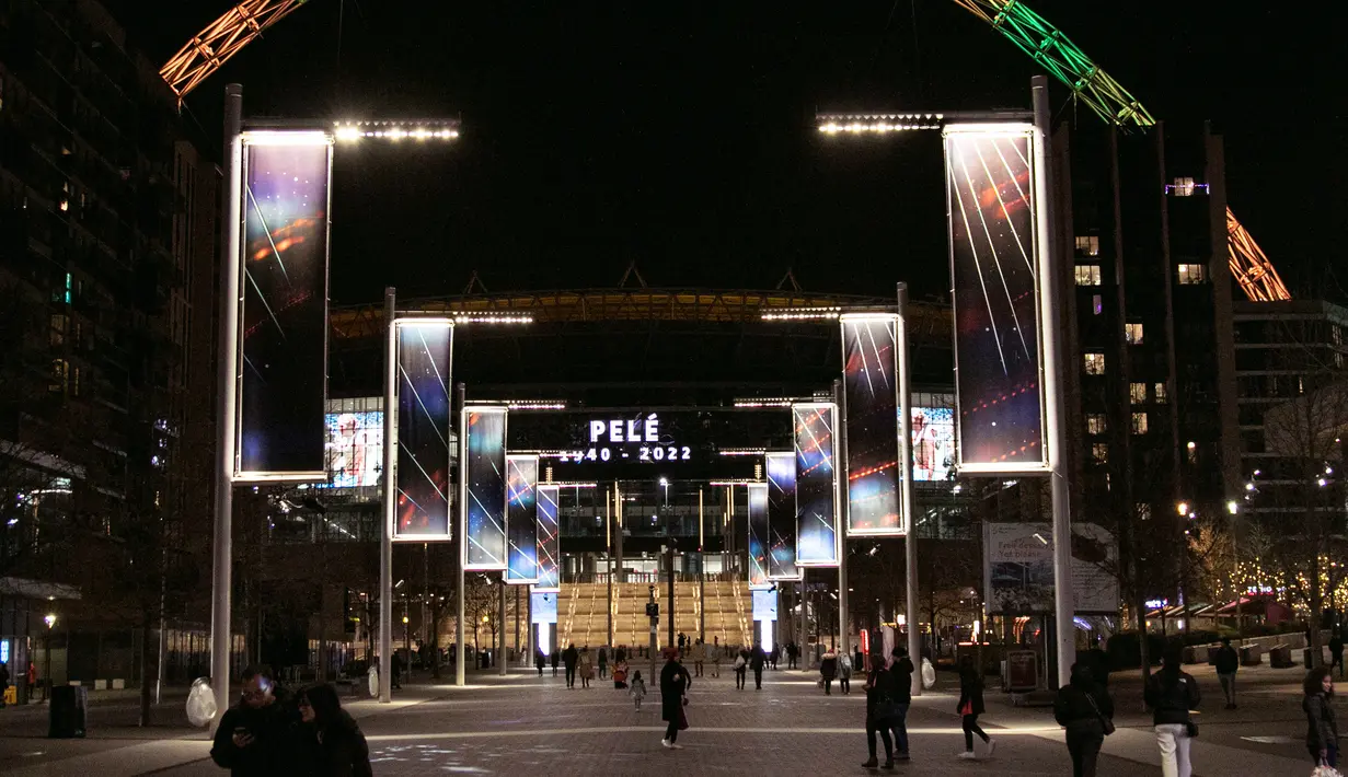 Lengkungan Stadion Wembley menyala dengan warna Brasil setelah pengumuman bahwa mantan pemain sepak bola Brasil Pele meninggal dunia, London, Inggris, 29 Desember 2022. Edson Arantes do Nascimento atau yang dikenal sebagai Pele, raja sepak bola Brasil yang menang rekor tiga Piala Dunia dan menjadi salah satu tokoh olahraga paling berwibawa abad lalu, meninggal pada usai 82 tahun di di Sao Paulo. (Kieran Cleeves/PA via AP)