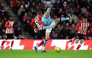 Nordi Mukiele dan Erling Haaland beraksi dalam laga Liga Inggris antara Sunderland vs Manchester City di Stadium of Light, 2 Januari 2026. (Richard Sellers/PA via AP)